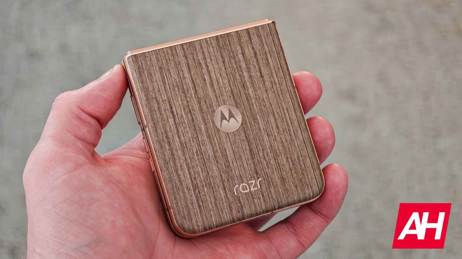 Motorola razr e razr ultra 2025 aggiornamento android 16 finalmente disponibile