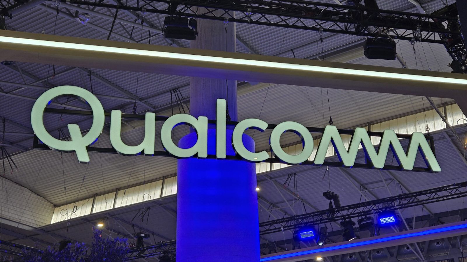 Qualcomm utili record e carenza di memoria compromettono le previsioni per un anno difficile del settore