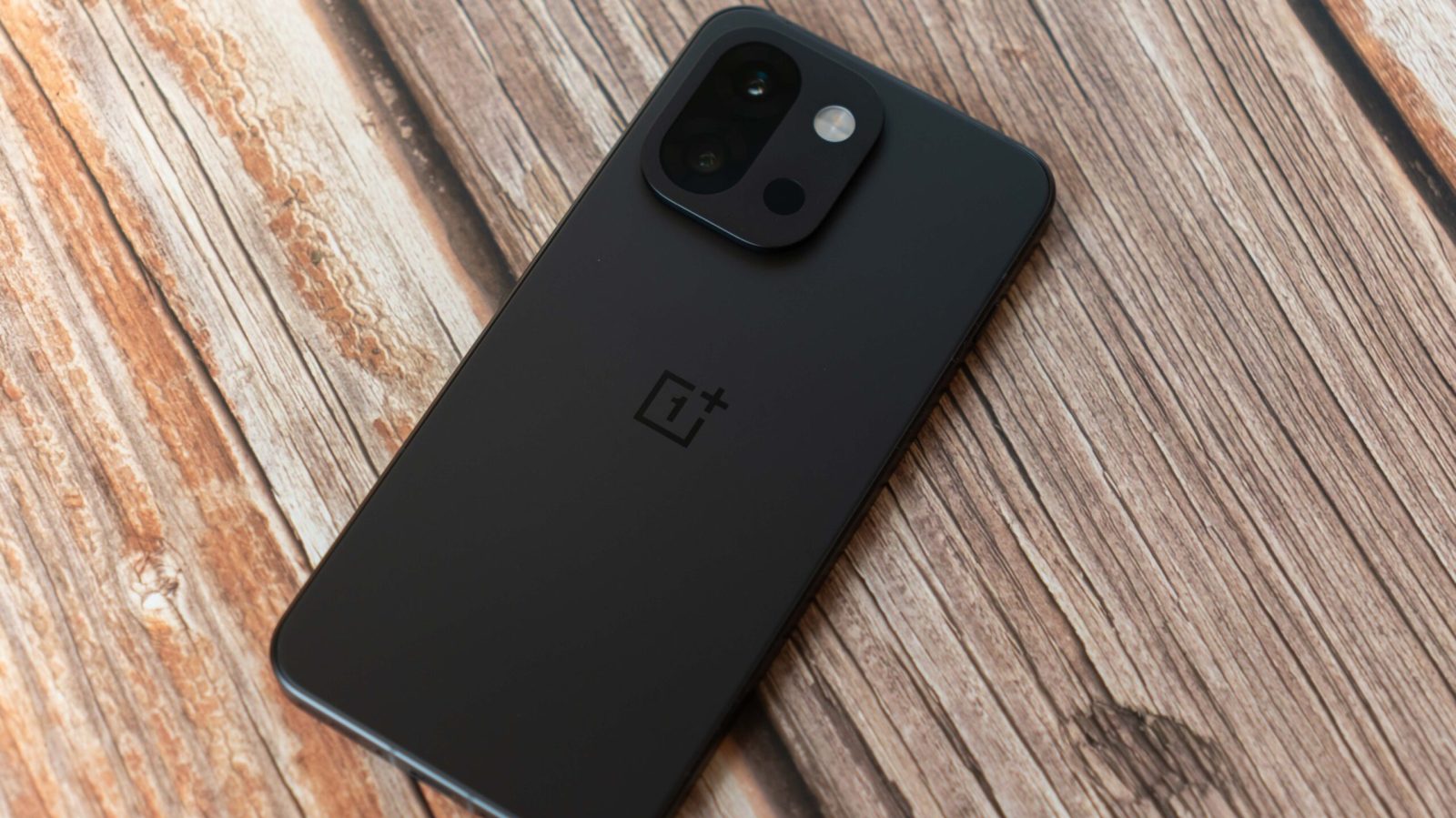Oneplus 15t compatto con batteria da 7500 mah autonomia prolungata