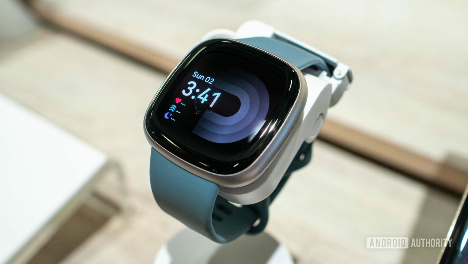 Fitbit versa 4 in offerta: il bundle raggiunge il prezzo più basso da febbraio